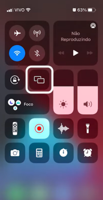 Captura de tela mostrando a lista de dispositivos disponíveis para espelhamento no iPhone